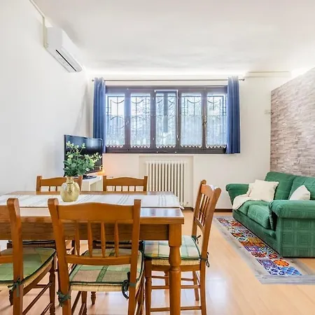 Heaven Near Ferrari's - Train Station מודנה