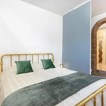 Heaven Near Ferrari's - Train Station מודנה